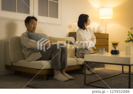 夜のリビングで喧嘩するミドル夫婦 夜のリビングで喧嘩するミドル夫婦 125932886