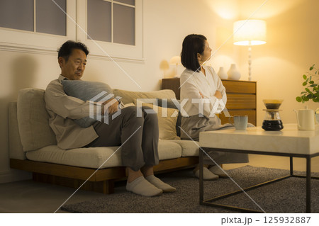 夜のリビングで喧嘩するミドル夫婦 125932887
