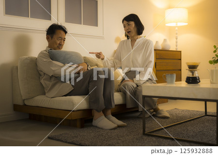 夜のリビングで喧嘩するミドル夫婦 夜のリビングで喧嘩するミドル夫婦 125932888