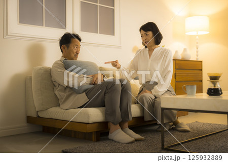 夜のリビングで喧嘩するミドル夫婦 125932889