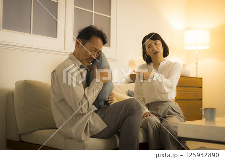 夜のリビングで喧嘩するミドル夫婦 125932890