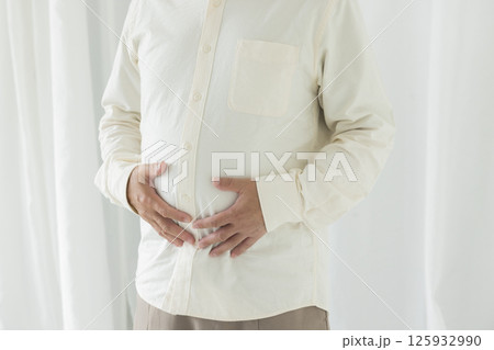 お腹の贅肉に悩むシニア男性 125932990