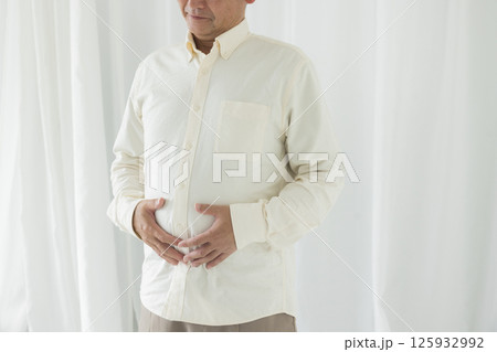 お腹の贅肉に悩むシニア男性 お腹の贅肉に悩むシニア男性 125932992