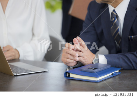 オフィスで打ち合わせをするビジネスマンとビジネスウーマン 125933331