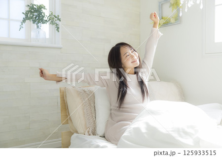 ベッドで起床する女性 ベッドで起床する女性 125933515