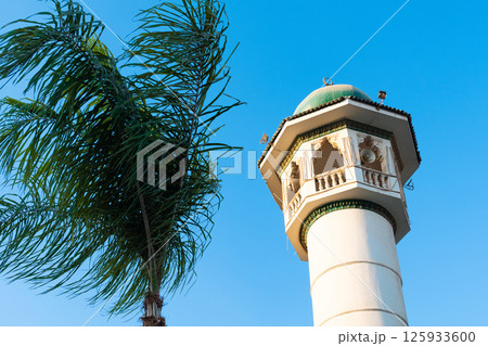 White minaret of mosque in Arabic city	 125933600