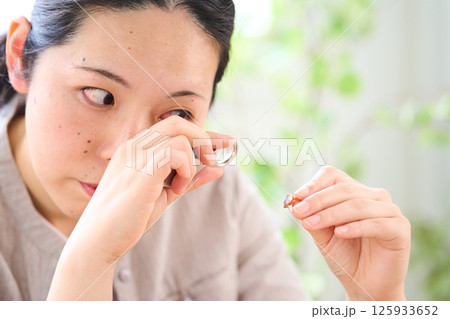 ハンドメイドのアクセサリーを作る女性　指輪 125933652