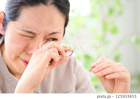 ハンドメイドのアクセサリーを作る女性　指輪 125933653