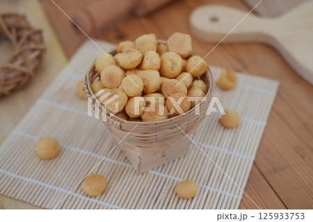 golden-brown cheese cookies 125933753