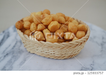 golden-brown cheese cookies 125933757