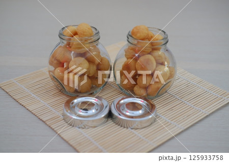 golden-brown cheese cookies 125933758