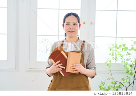ハンドメイドの革製品を作る女性 レザークラフト ハンドメイドの革製品を作る女性 レザークラフト 125933914