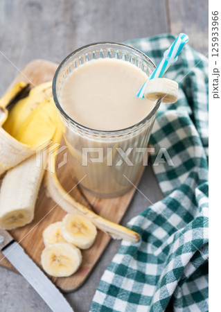 Fresh and healthy banana smoothie in glass Fresh and healthy banana smoothie in glass 125933966