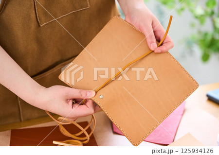 ハンドメイドの革製品を作る女性　レザークラフト 125934126