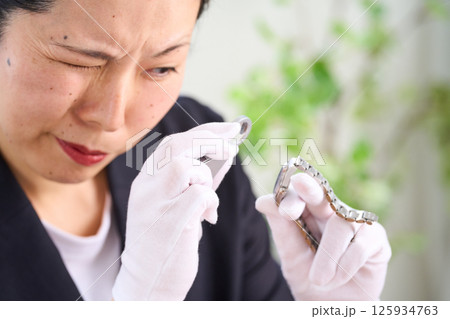 アクセサリーを鑑定する女性　鑑定士　腕時計 125934763