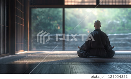 坐禅を組んでいる禅の修行僧 坐禅を組んでいる禅の修行僧 125934821