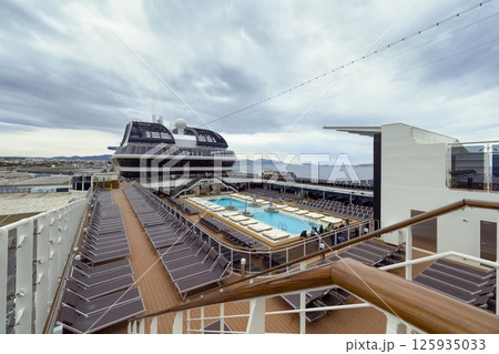 クルーズ船の広々とした屋上デッキ / MSC Meraviglia 125935033