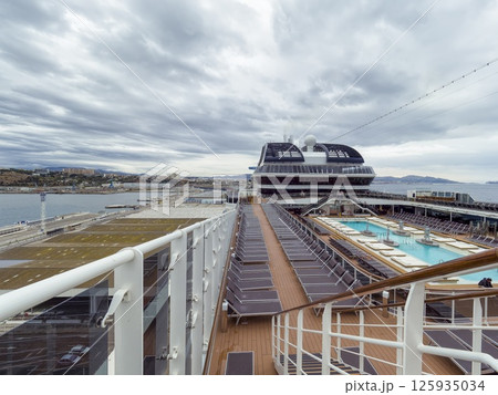 クルーズ船の広々とした屋上デッキ / MSC Meraviglia 125935034