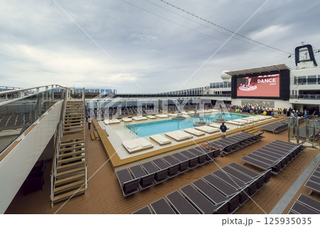 クルーズ船の広々とした屋上デッキ / MSC Meraviglia クルーズ船の広々とした屋上デッキ / MSC Meraviglia 125935035