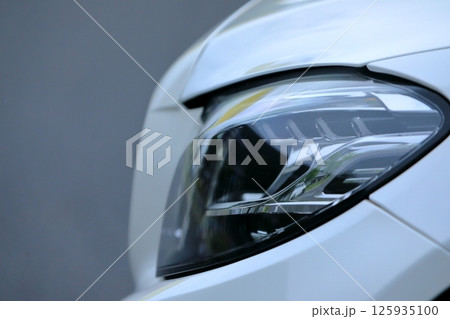 車のヘッドライト イメージ 車のヘッドライト イメージ 125935100
