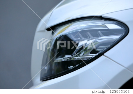 車のヘッドライト　イメージ 125935102
