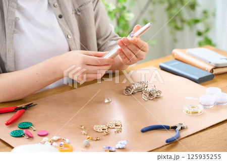 ハンドメイドのアクセサリーを作る女性　修理　調整　指輪 125935255