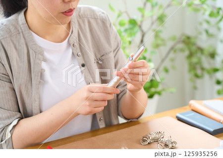 ハンドメイドのアクセサリーを作る女性　修理　調整　指輪 125935256