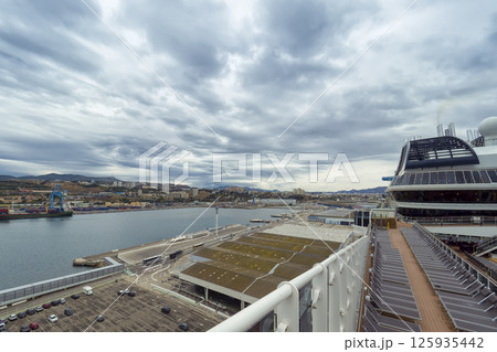 フランス・マルセイユに停泊中の大型クルーズ船 / Marseille, France 125935442