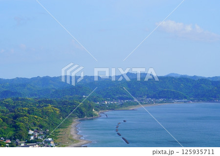 海沿いを快走する新宿さざなみ 125935711
