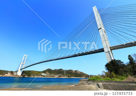 【愛媛県】春の晴天下にある生名橋（ゆめしま海道） 125935733
