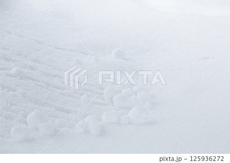 白い雪に覆われた地面 125936272