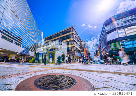 日本の横浜都市景観 5月。相鉄横浜駅や横浜市営地下鉄横浜駅、マンホール、パルナードSTなどを望む 125936471