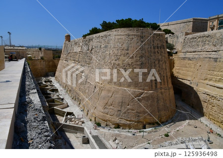 マルタ共和国、マルタ島、バレッタ、城壁、堀、監視塔 125936498