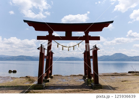 田沢湖と御座石神社の鳥居 125936639