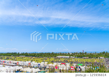 浜松まつり、中田島砂丘での凧揚げ合戦〈静岡県浜松市〉 125936814