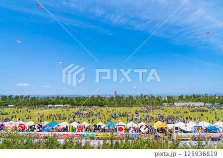 浜松まつり、中田島砂丘での凧揚げ合戦〈静岡県浜松市〉 浜松まつり、中田島砂丘での凧揚げ合戦〈静岡県浜松市〉 125936819