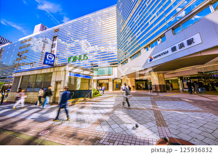 日本の横浜都市景観 5月。相鉄横浜駅や横浜市営地下鉄ブルーライン横浜駅出入口、ハトなどを望む=7日 日本の横浜都市景観 5月。相鉄横浜駅や横浜市営地下鉄ブルーライン横浜駅出入口、ハトなどを望む=7日 125936832