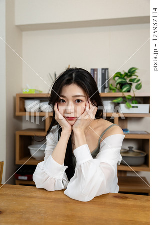 部屋でくつろぐ日本人女性 部屋でくつろぐ日本人女性 125937114
