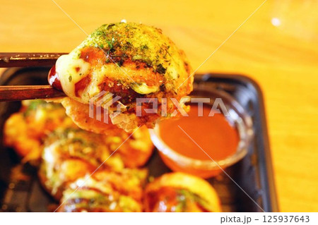 お祭りのキッチンカーで購入した、大きくてトロトロの焼き立てたこ焼き お祭りのキッチンカーで購入した、大きくてトロトロの焼き立てたこ焼き 125937643