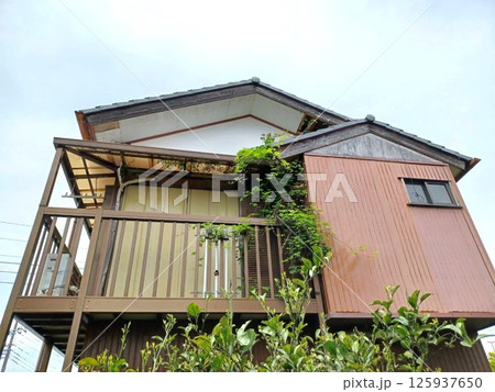 老朽化した建物(2階建て) 125937650
