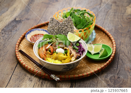 ミークアン、ベトナム中部ダナンの名物ライスヌードル料理 125937665