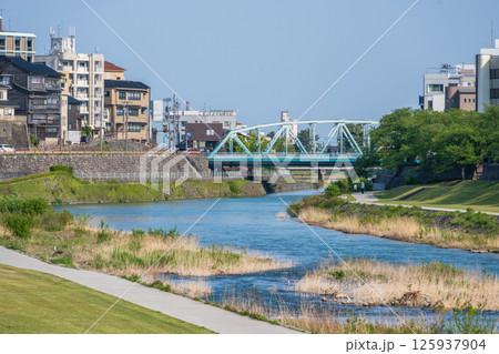 金沢市　桜橋から浅野川大橋方面を見る　5月撮影 125937904