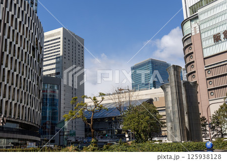 大阪／JR大阪駅と梅田のビル風景（2025年2月23日撮影） 125938128