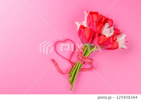 Pink and white tulip bouquet on a soft pink background 125938164