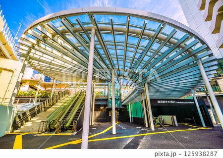 日本の横浜都市景観　5月。整備された横浜駅きた西口。大屋根が印象的… 125938287