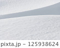 雪に覆われた冬の地面 125938624