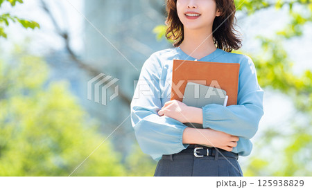 屋外を歩く笑顔の女性・ビジネスウーマン 125938829