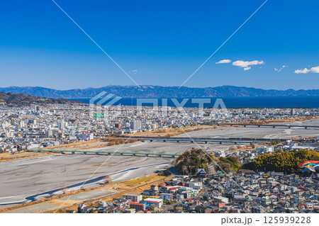 静岡市の円山花木園から見た静岡市の街並みと駿河湾(静岡県) 静岡市の円山花木園から見た静岡市の街並みと駿河湾(静岡県) 125939228