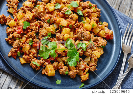 ground beef stew of potatoes and chopped tomatoes 125939646