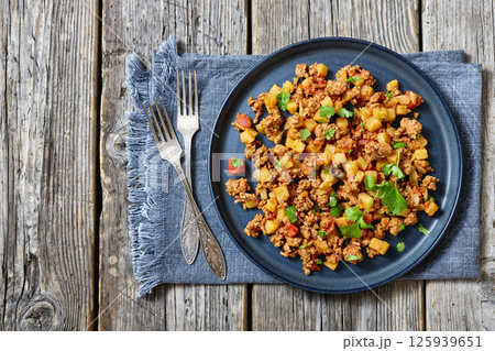 ground beef stew of potatoes and chopped tomatoes 125939651